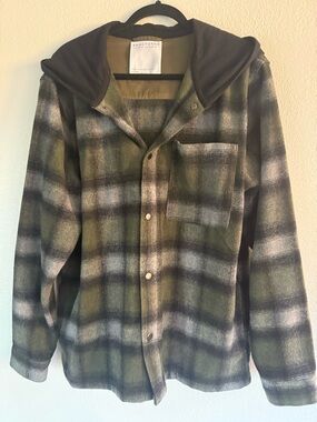 Men’s Sanctuary Olive and Black Plaid Hooded Shacket Size Large